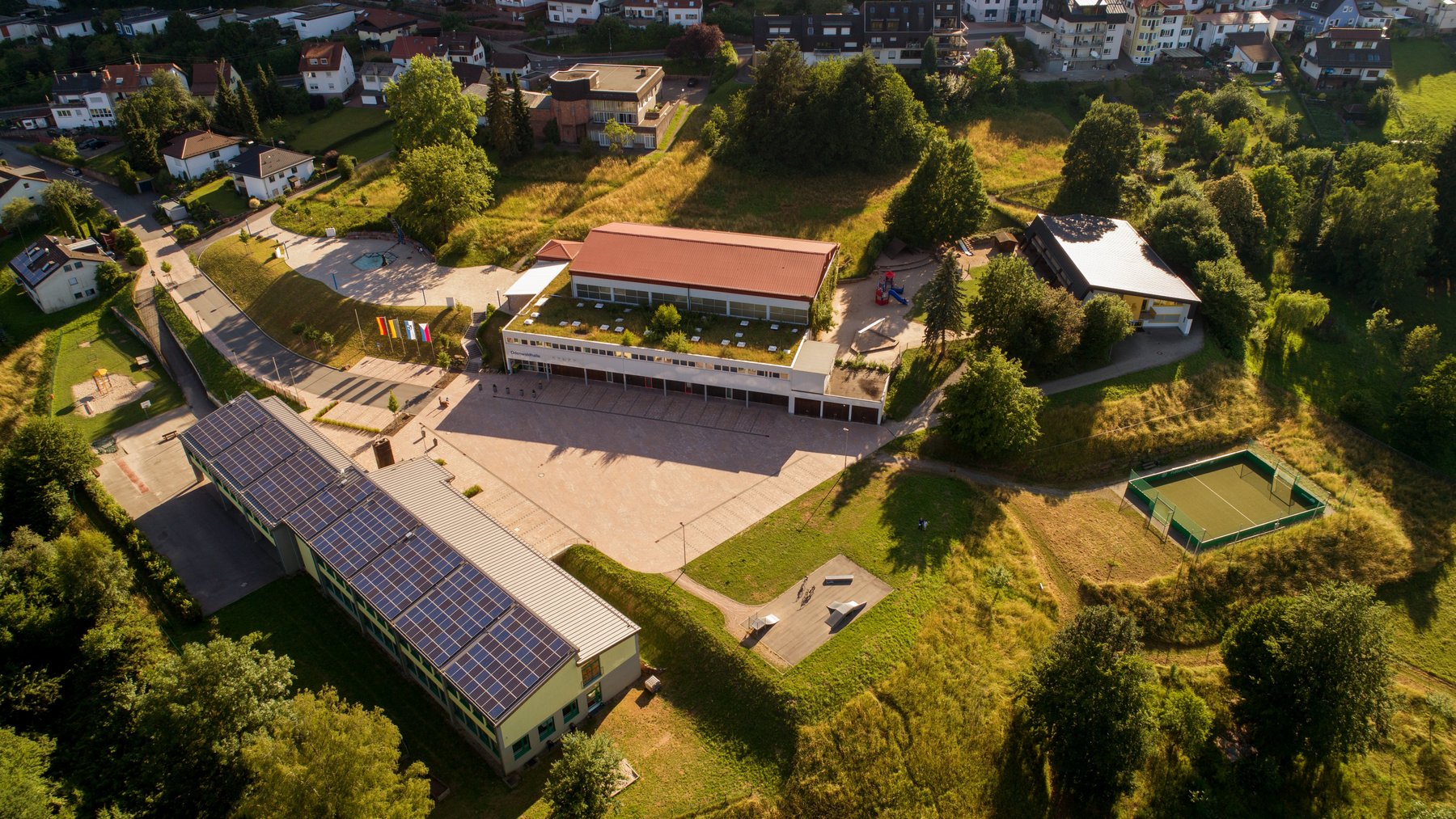 Schule, Odenwaldhalle und Kindergarten von oben